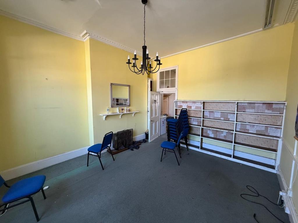 Lot: 67 - FREEHOLD THREE STOREY TOWN CENTRE OFFICE BUILDING - An Empty Room Previously in Use as an Office